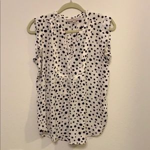Spotted sleeveless blouse